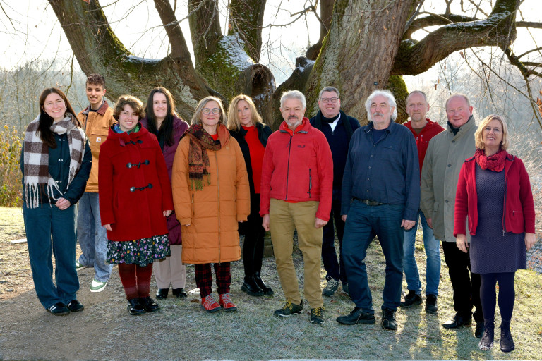 Gruppenbild vor Baum